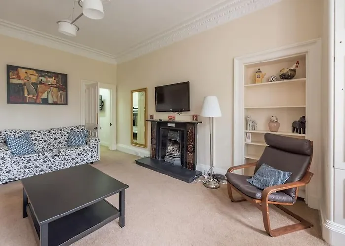Beautiful 2 Bed 2 Bath Flat Overlooking Meadows Park